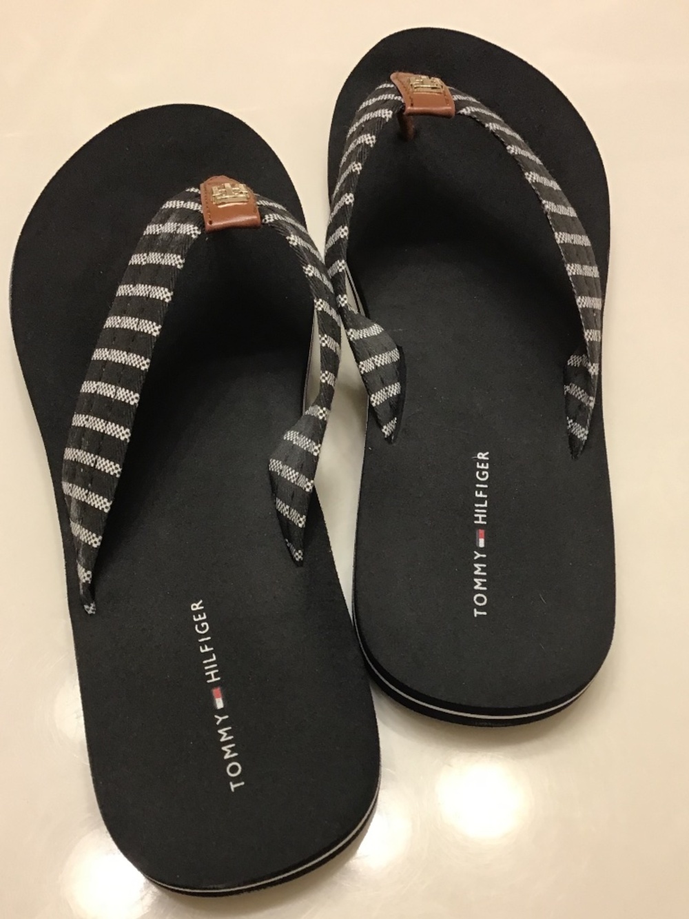 TOMMY HILFIGER BLACK/WHITE STRIPED THONG SANDALS WOMENS - Picture 4 of 9